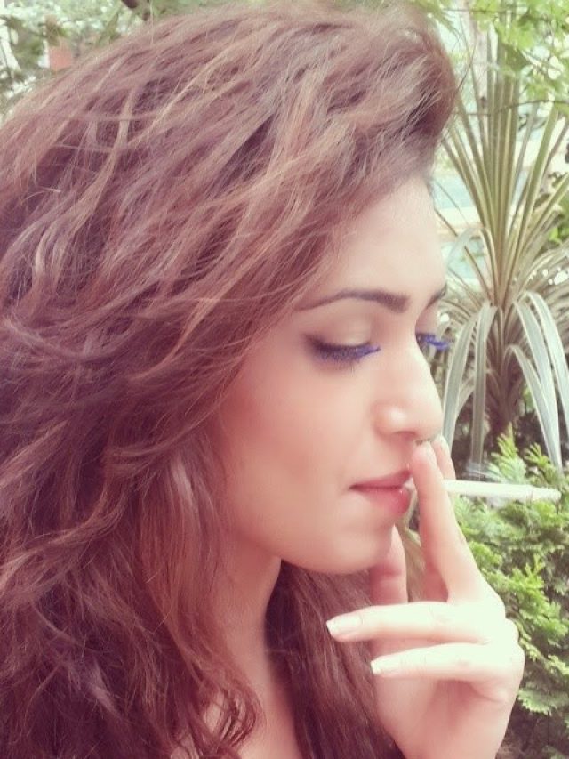 cropped-Karishma-Tanna-smoking.jpg