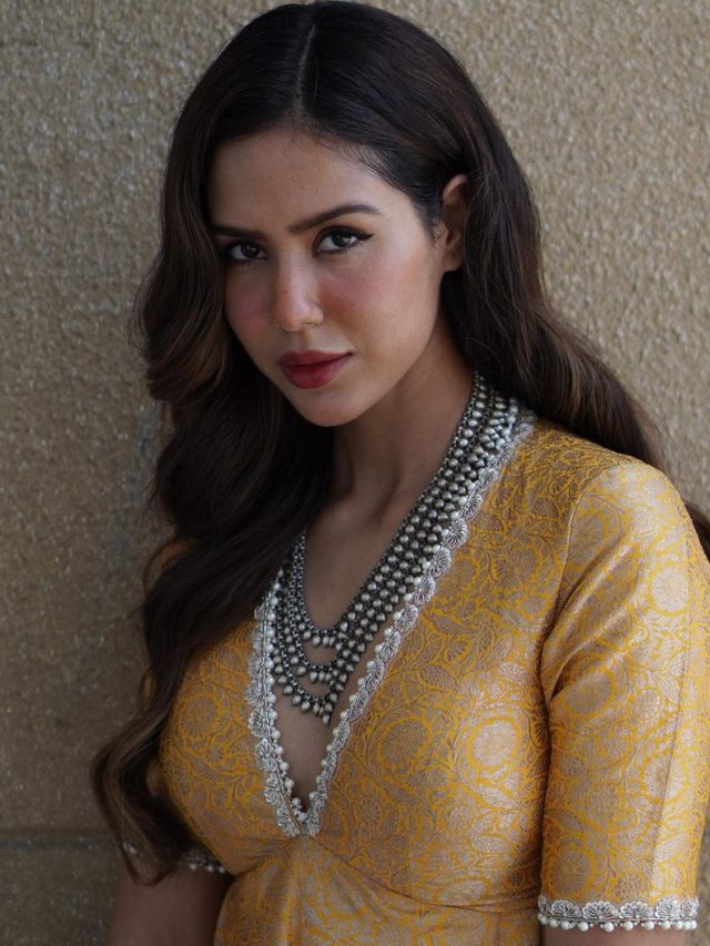 Sonam bajwa beautiful
