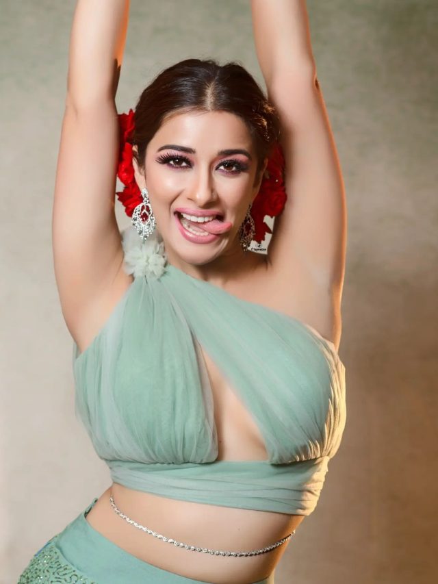 cropped-Nyrraa-sexy.jpg