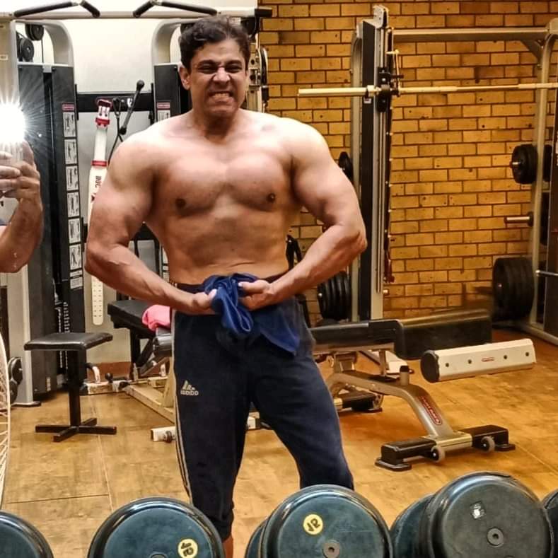 Cyrus Broacha height