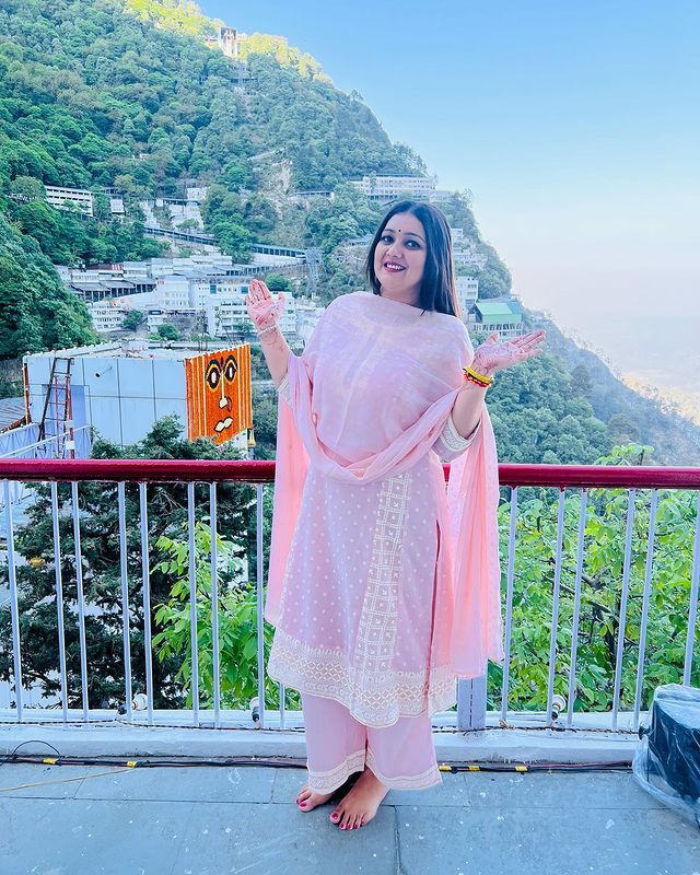  Komal Saklani height