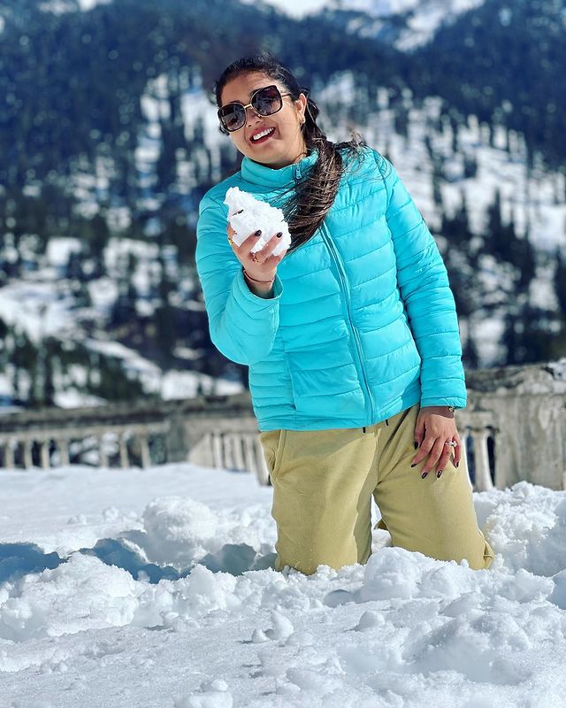  Komal Saklani bio