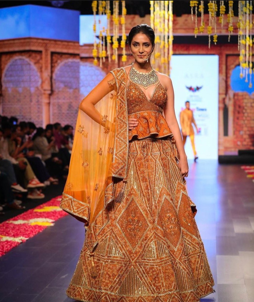 Mansi Taxak age